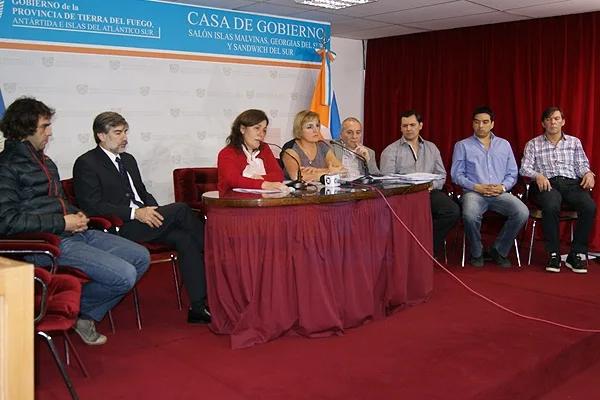 Molina, Muñiz Siccardi y funcionarios, durante la conferencia de prensa.