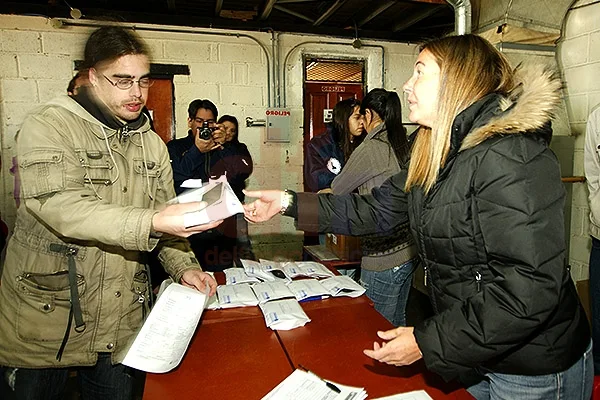 Bertone encabezó una de las entregas de anteojos a los vecinos beneficiados.