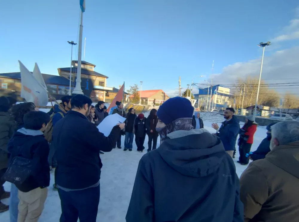 Vecinos de Ushuaia se congregaron para exigir mejoras edilicias en las ecuelas