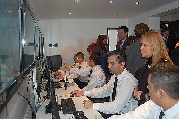 Miriam Boyadjian, durante la visita a la flamante central de monitoreo.