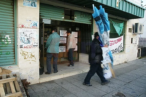 Momento en que los docentes retiran sus elementos del edificio de Rentas.