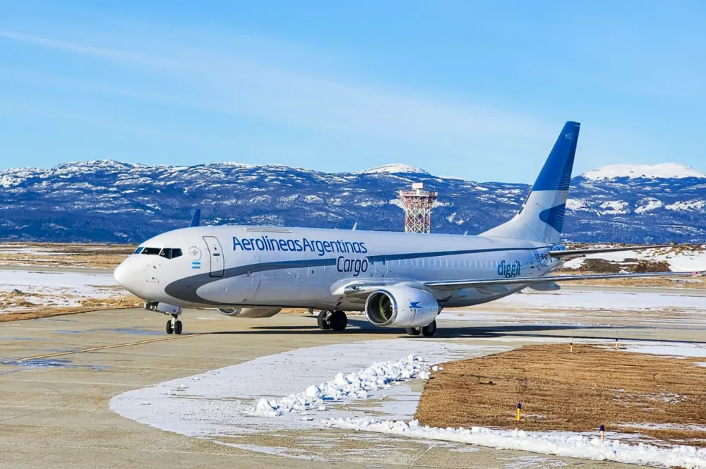 Avión de cargas de Aerolíneas Argentinas operó por primera vez en Ushuaia