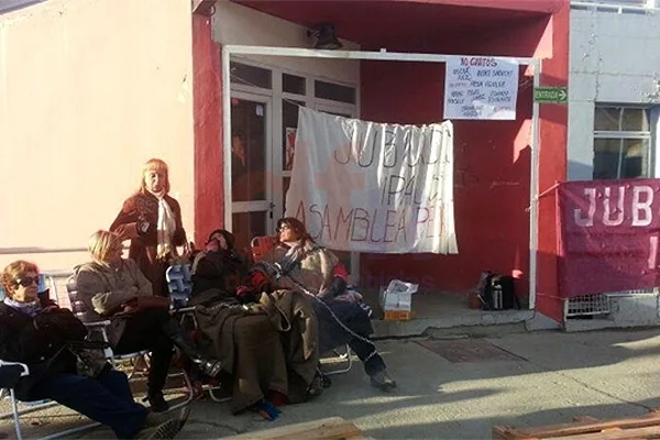 Los jubilados, con Patricia Blanco a la cabeza, protestan en el acceso al IPAUSS.