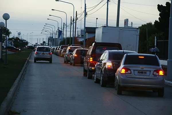 La extensa fila, un rato después de que se reiniciara el expendio.