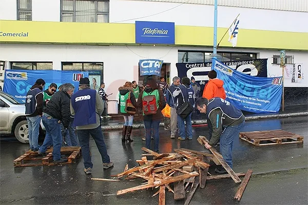 La protesta se realizó en la puerta de acceso a la empresa. (Foto gentileza: CTA Tierra del Fuego)