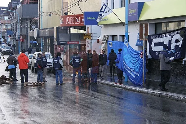 Los trabajadores protestaron durante toda la jornada. (Foto gentileza: CTA Tierra del Fuego)
