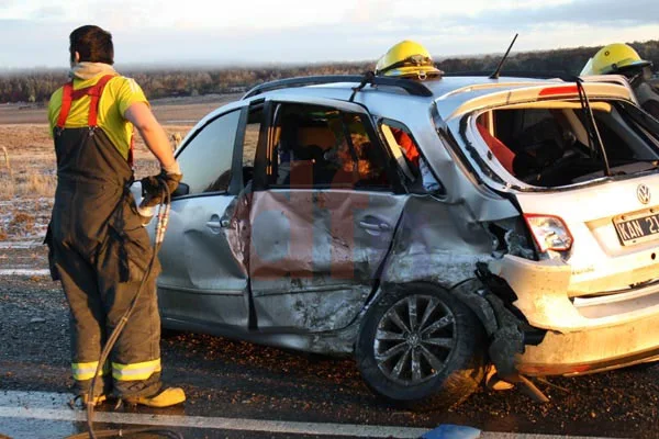 El VW Suran, destrozado tras el impacto (Foto Gentileza: Diario Provincia 23).