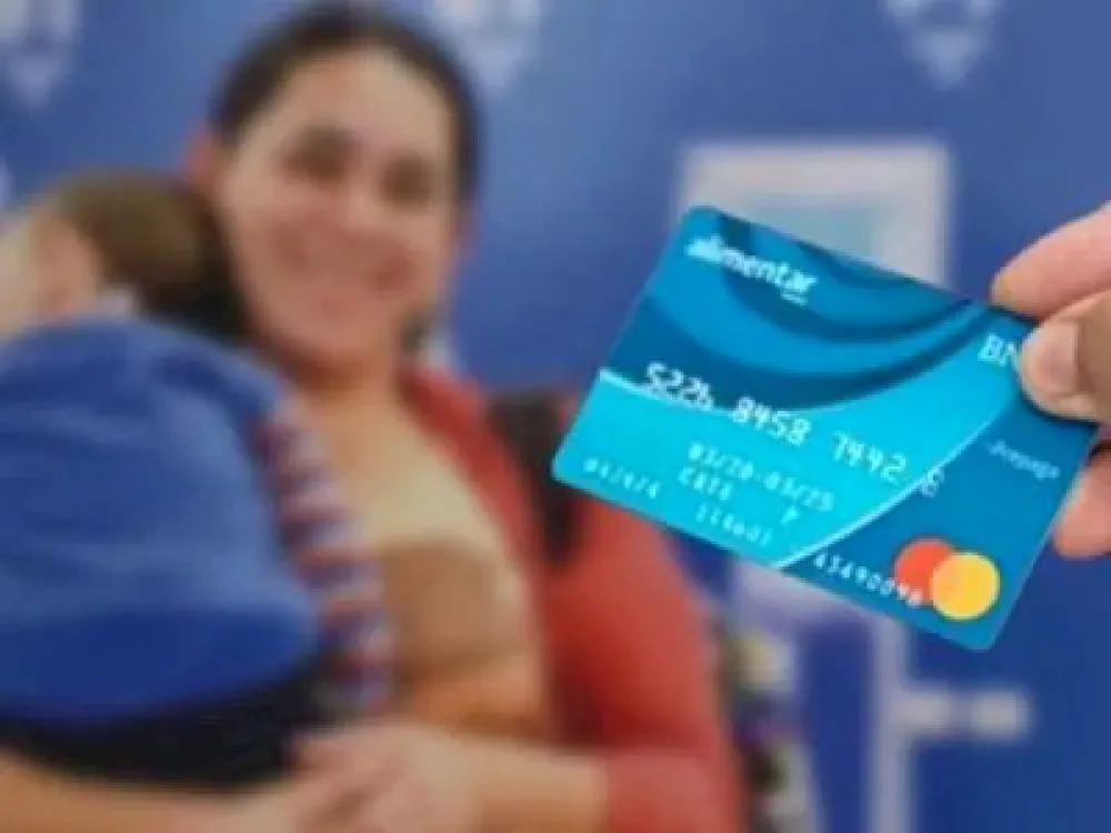 El Gobierno amplió el límite de edad para cobrar la Tarjeta Alimentar y fijó los nuevos montos desde octubre