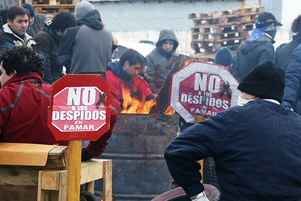 Los trabajadores de Delphi-Famar Fueguina protestan en el acceso a la fábrica.