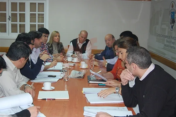 Los ediles durante la reunión con los representantes del Municipio de Río Grande.