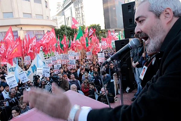 Alejandro Bodart se aleja de Pino Solanas y se acerca a Fabiana Ríos.