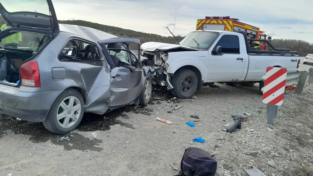 Un adulto y una menor fallecieron en un choque frontal