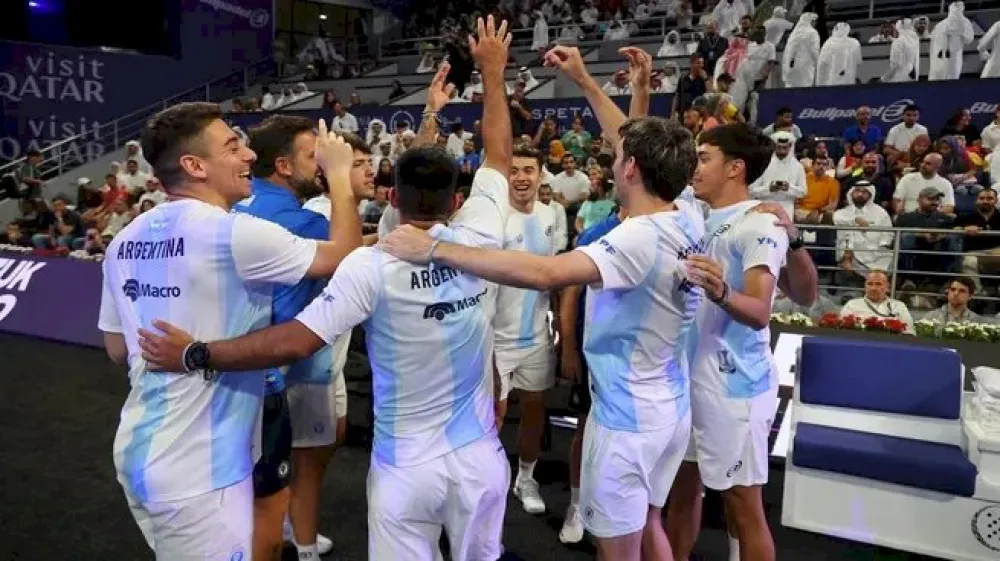 La selección argentina masculina de pádel derrota a España y se consagra Campeona del Mundo en Qatar.