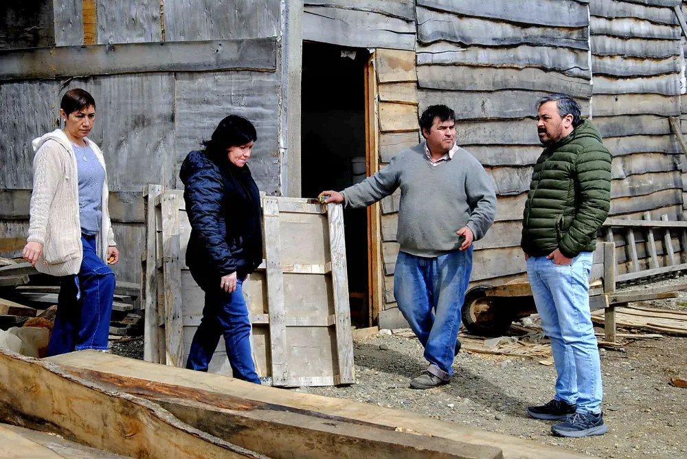 Concejales recorrieron emprendimiento maderero local