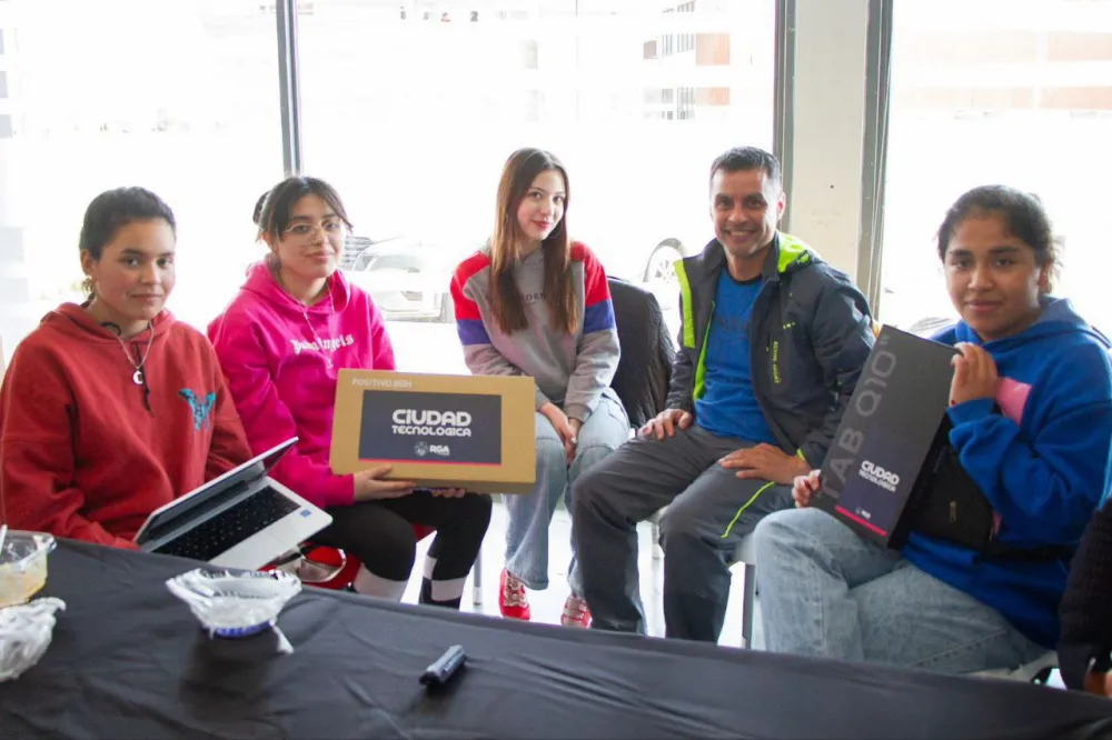 El Municipio de Río Grande entregó equipamiento tecnológico a escuelas rurales