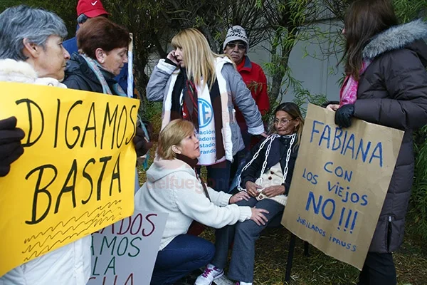 La jubilada quiso encadenarse y sus compañeros la convencieron de desistir de la idea.