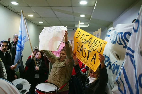 Los jubilados protestaron ruidosamente en el Municipio local.