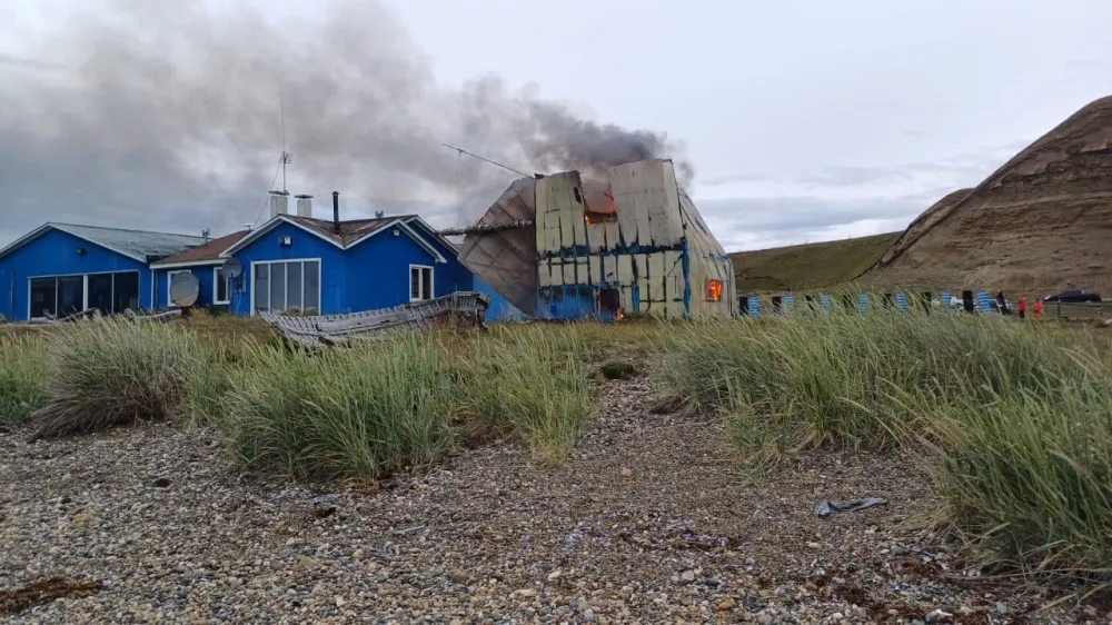 El fuego destruyó el galpón donde se encontraba el grupo electrógeno. (Foto: Luis Champonay)