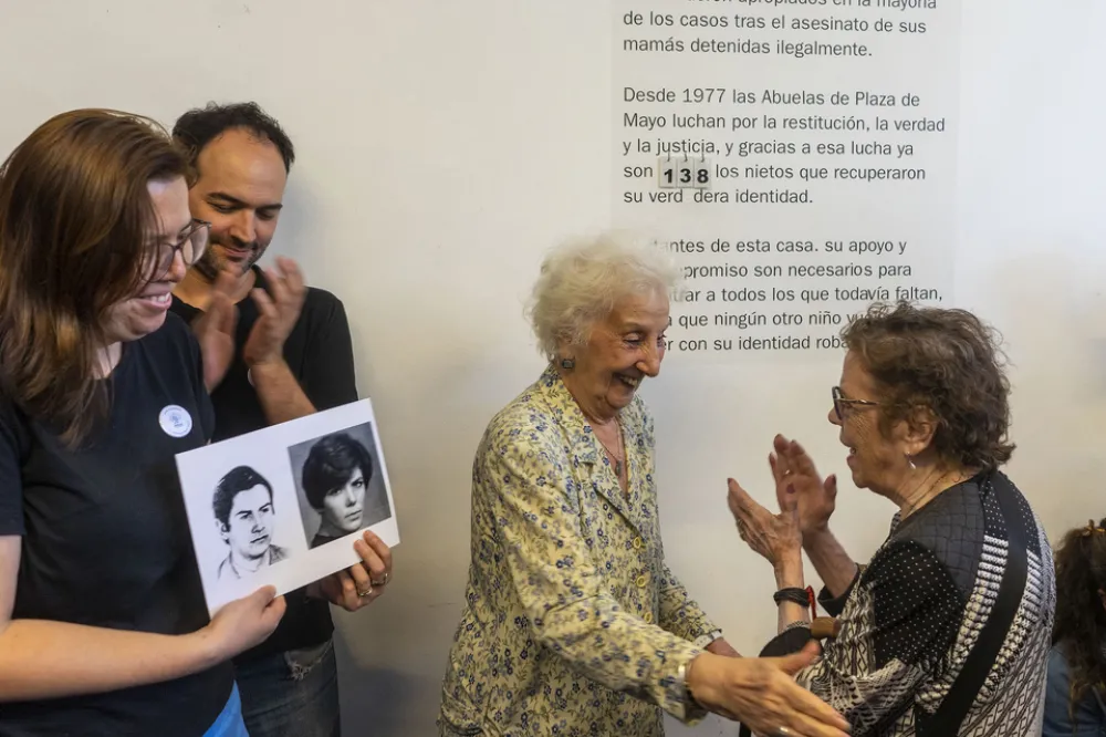 Abuelas de Plaza de Mayo recupera al nieto 138 secuestrado por la dictadura.