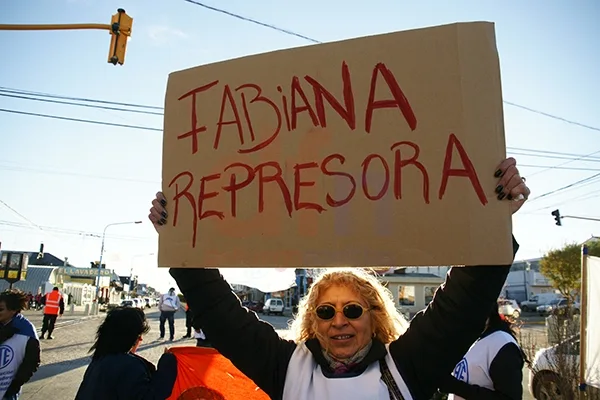 Una manifestante de ATE sostiene un cartel con un mensaje claro hacia la Gobernadora.
