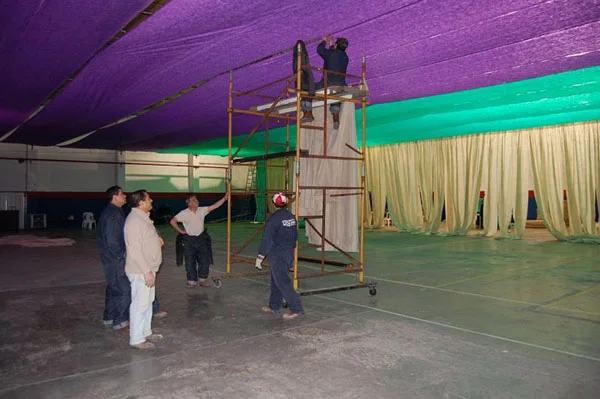 La ambientación del gimnasio donde se realizará la cena será colorida.