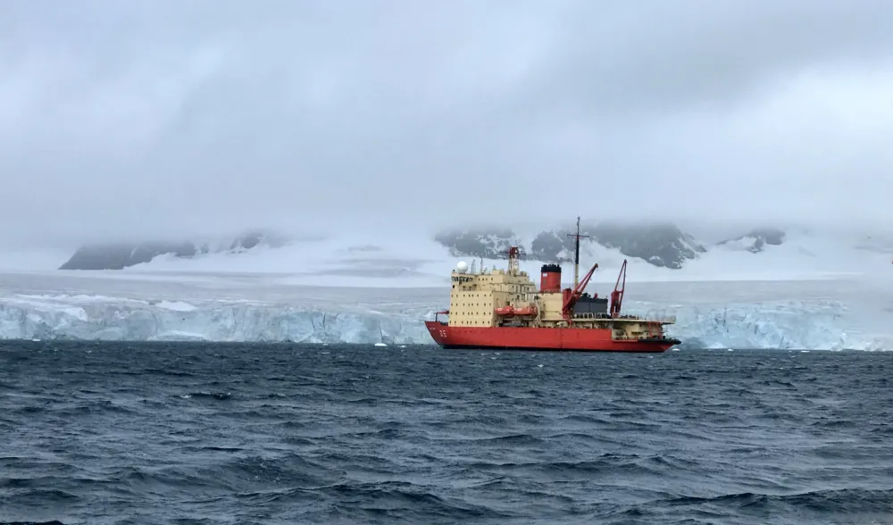 El rompehielos ARA “Almirante Irízar” reabasteció la Base Antártica Conjunta Orcadas