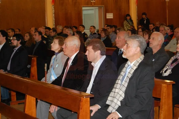 Las autoridades, en primera fila de la parroquia Don Bosco.