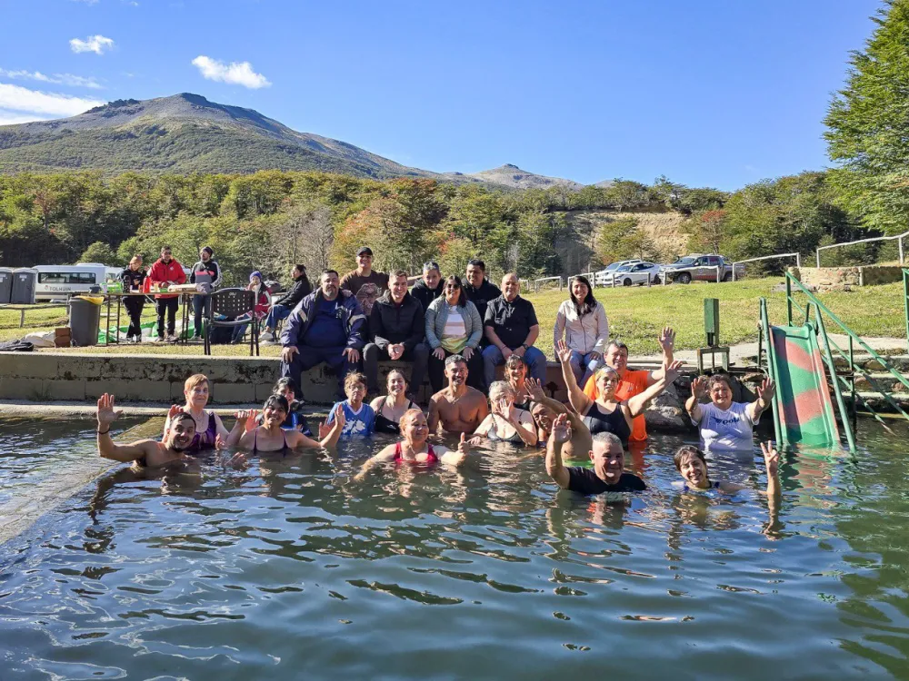Profesionales y pacientes del Servicio de Adultos del Centro de Rehabilitación “Mamá Margarita” disfrutaron de una jornada recreativa y terapéutica en las Termas del Corazón de la Isla.