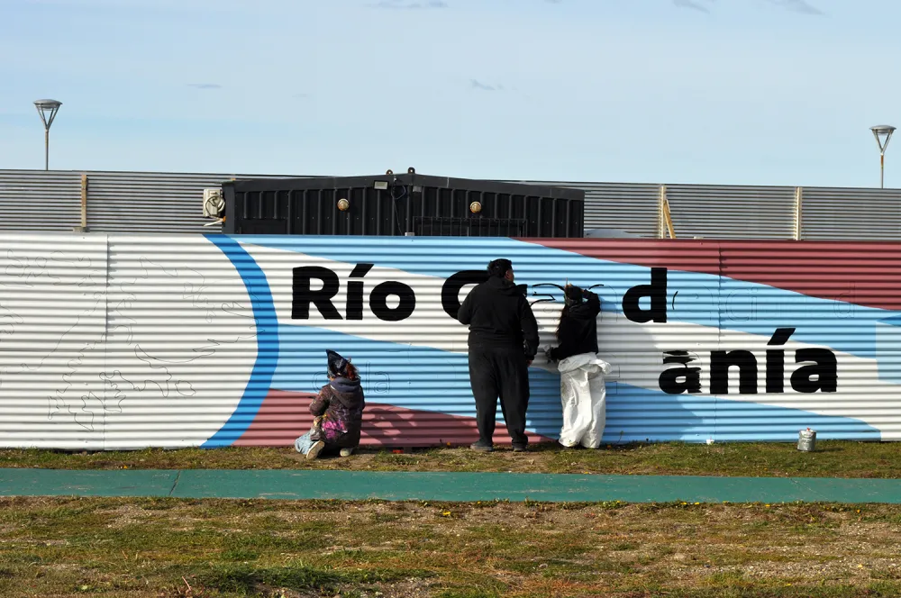 Río Grande inmortaliza la historia de la Vigilia por Malvinas en un mural conmemorativo