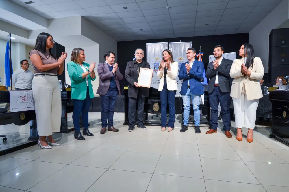 Río Grande reconoció la labor de Miguel Vázquez, la voz que honra a los veteranos de Malvinas