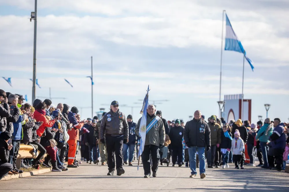 Más de 200 instituciones desfilaron en honor a los caídos en Malvinas