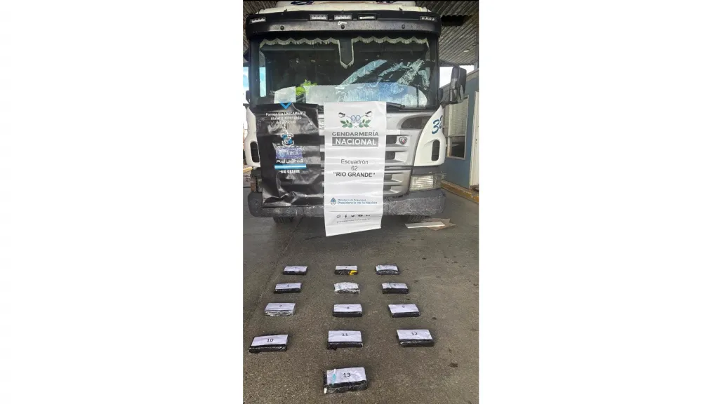 Gendarmería y Aduana secuestran trece paquetes de cocaína en control rutero