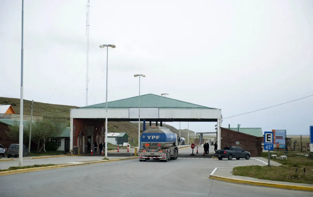 Paro aduanero complica el tránsito desde y hacia la isla