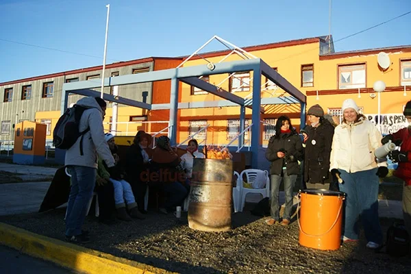 El frío no amedrentó a los docentes, que concretaron un piquete en el colegio Haspen.