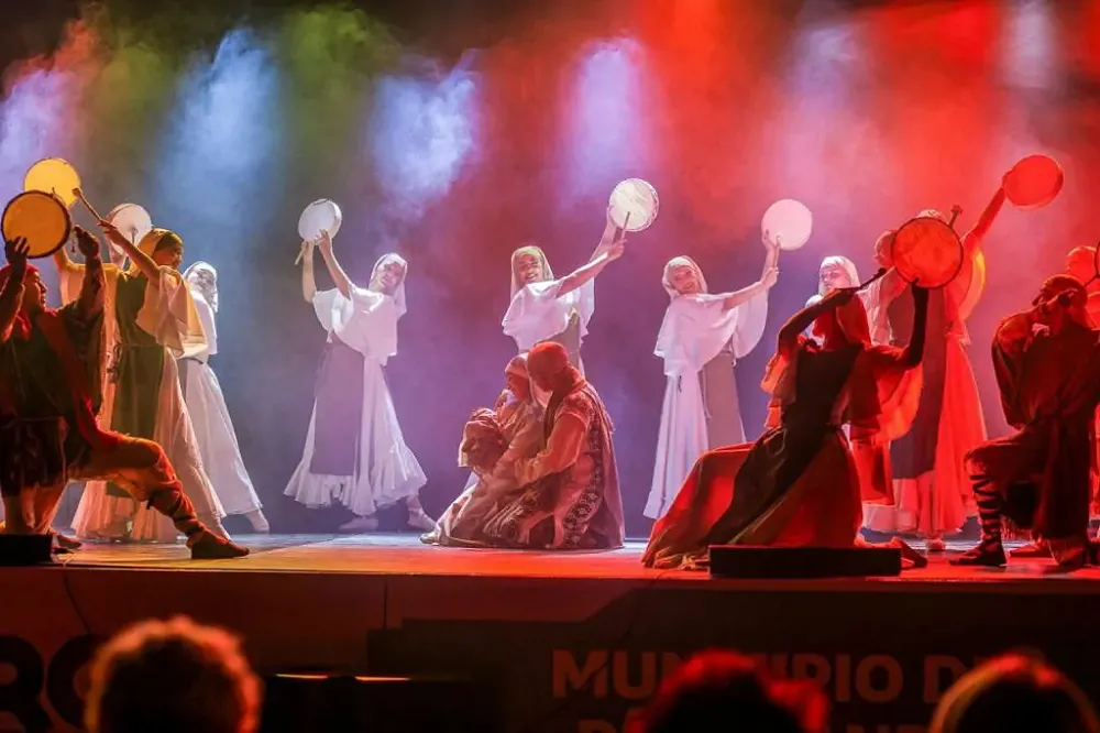 Más de 150 artistas fueguinos presentan "Del pesebre a la cruz" en Río Grande