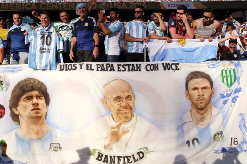 En señal de duelo, la Asociación del Fútbol Argentino reprogramó los encuentros previstos para hoy, incluyendo partidos de la Liga Profesional, Primera Nacional, Primera B y Primera C, para mañana martes.