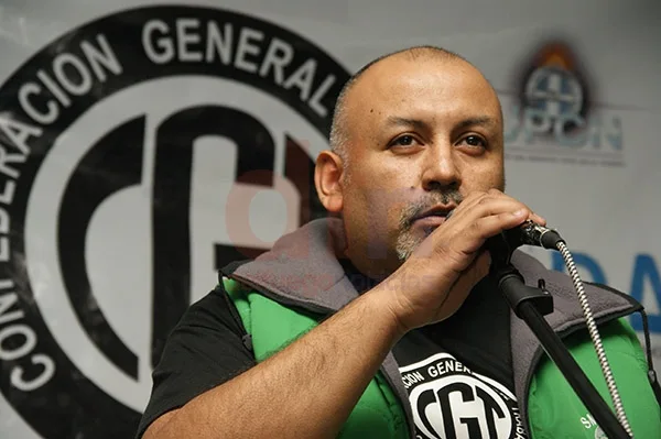 El titular de la CGT Río Grande, Walter Campos, rubricó el documento.