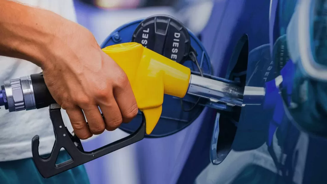 El jueves YPF bajará 4% los precios de la nafta y el gasoil