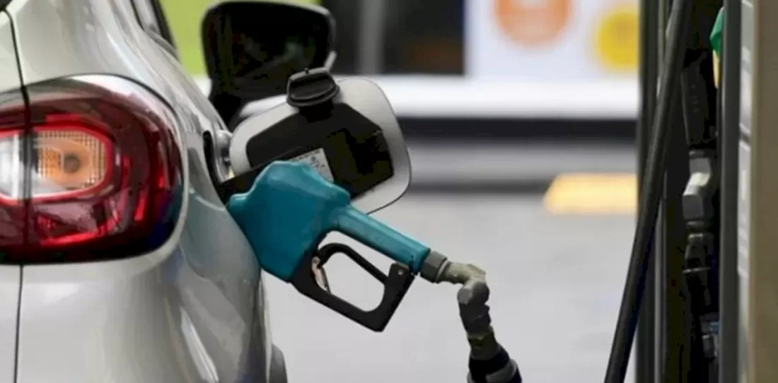 La petrolera YPF anunció que a partir de este jueves 1° de mayo implementará una baja del 4% promedio en los precios de la nafta y el gasoil en todo el país.