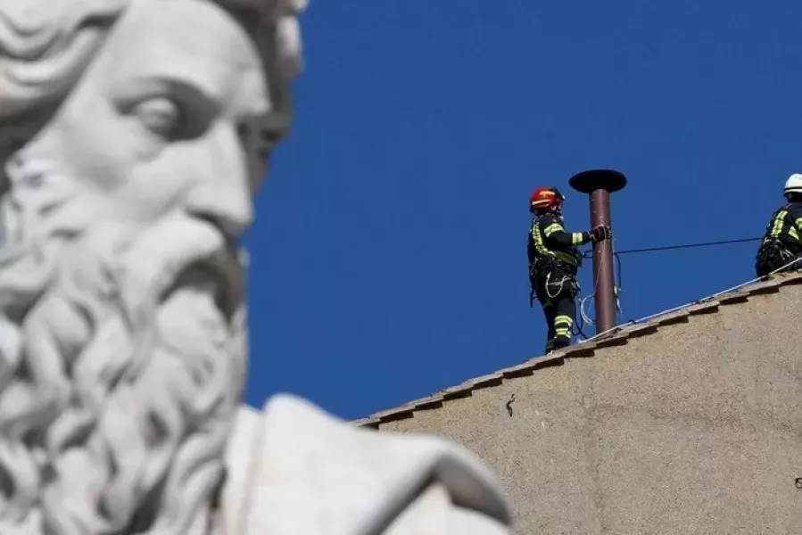 El Vaticano ya instaló la chimenea para el humo negro y blanco