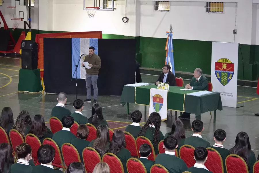 Estudiantes del CIERG prometieron lealtad a la Constitución