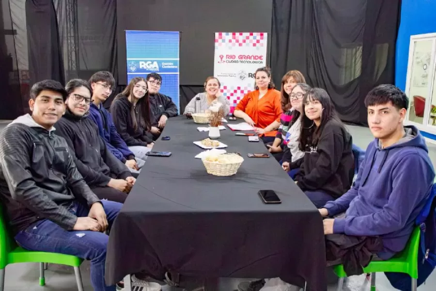 Reunión con estudiantes del último año del Colegio Guevara quienes comenzarán sus prácticas profesionalizantes en la Subsecretaría de Innovación Pública.