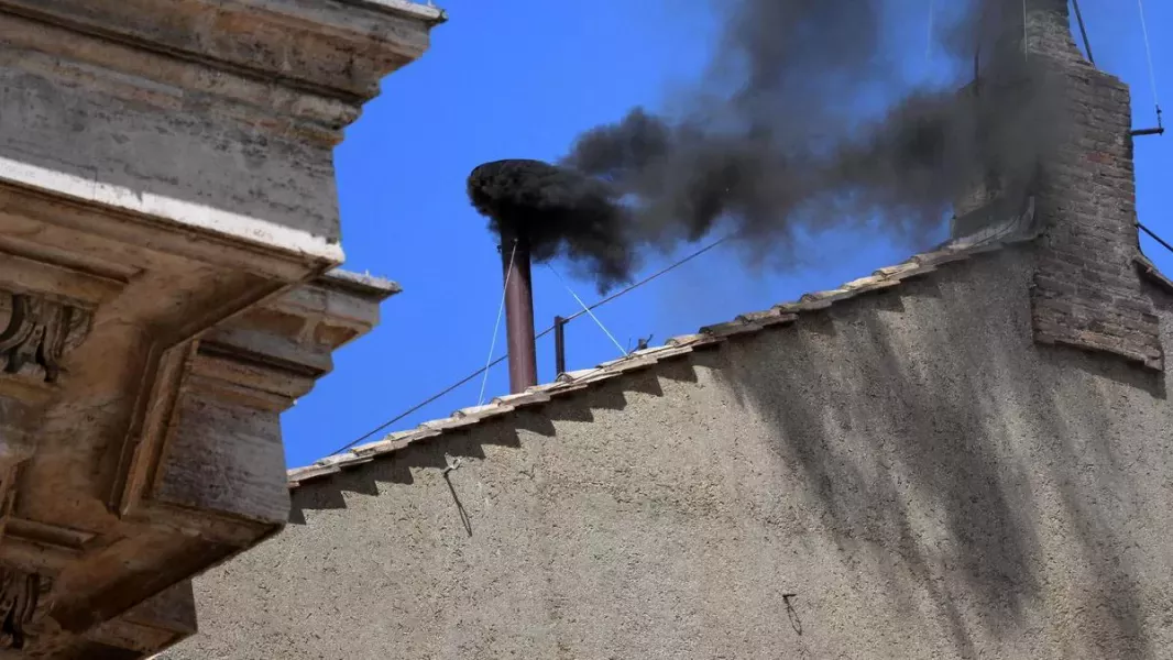 Segunda fumata negra en el cónclave