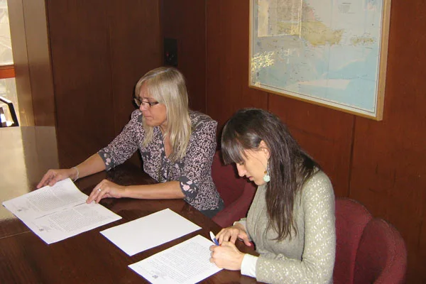 Gobeirno y Roch firman el acuerdo.