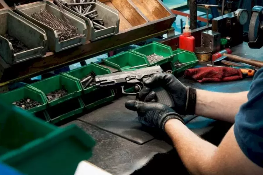 Algunos de los rubros alcanzados por la nueva normativa son: usuarios comerciales, distribuidores mayoristas, usuarios comerciales minoristas, talleres de reparación de armas y fábricas de armas de diferentes tipos.