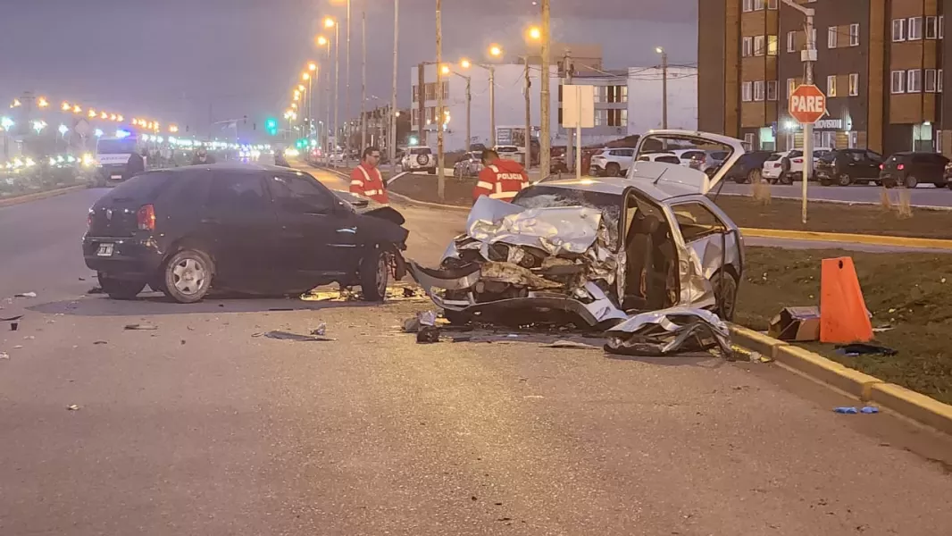 Un accidente fatal segó la vida de dos personas ocurrió este domingo pasadas las 17 horas en la Ruta Nacional N° 3 frente al Sanatorio CEMEP de Río Grande.