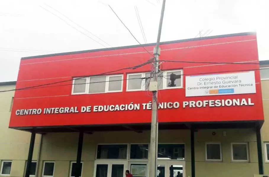 Detectan cucarachas en el Colegio Guevara y suspenden actividades