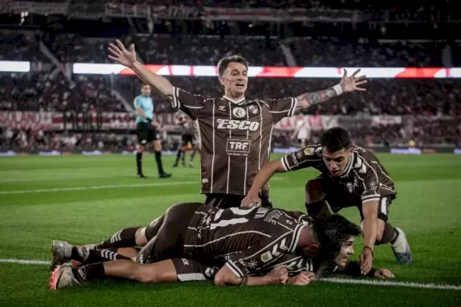 Platense dio el golpe en el Monumental y eliminó a River.