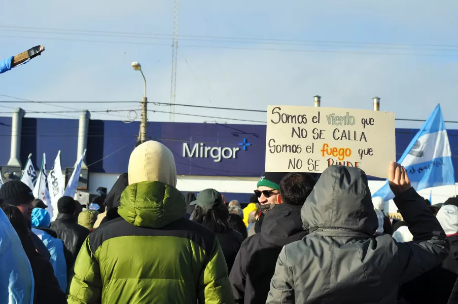 Tierra del Fuego se moviliza en rechazo a los decretos de Milei que afectan la industria