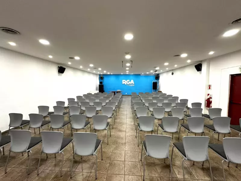 Total donó 100 sillas para el auditorio del museo "Virginia Choquintel"